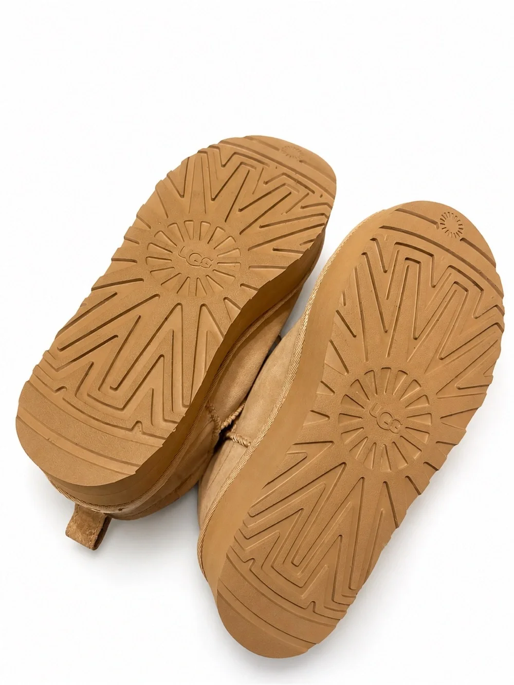 UGG details this